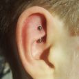 En piercing som kallas rook