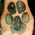 Ett minne av en hund tatuerad på handen