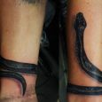 En svart orm som ett armband