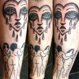 Old school tatuering med nakna kvinnor och ett gråtande hjärta