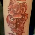 En helt röd tatuering