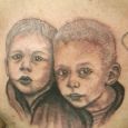 Två barnbarns porträtt som tatuering 