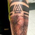 Valknut i blackwork med skog och Vegvisir