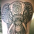 En elefant gestaltad i linjer. Henna-stil.