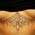 Under boobs tatuering med mandaladesign