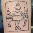 En barnsligt söt tatuering av mor och döttrar