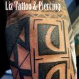En maori-inspirerad svart tatuering