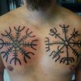 Vikinginspirerade tatueringar på brösten